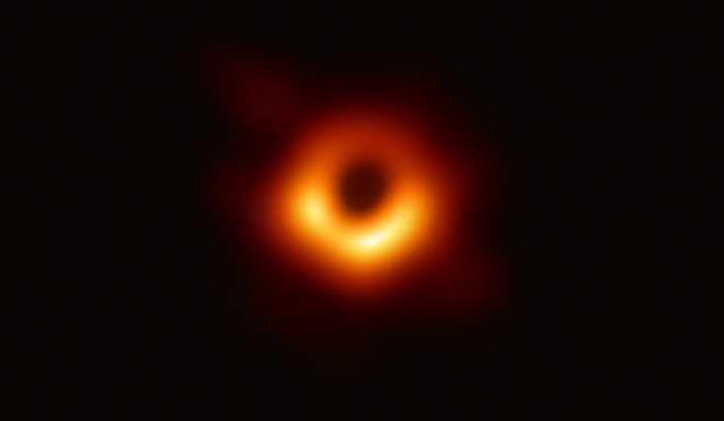 Опубліковано перше фото чорної діри - фото