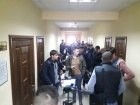 Суд виправдав активіста, якого схопила поліція за листівки проти Зеленського