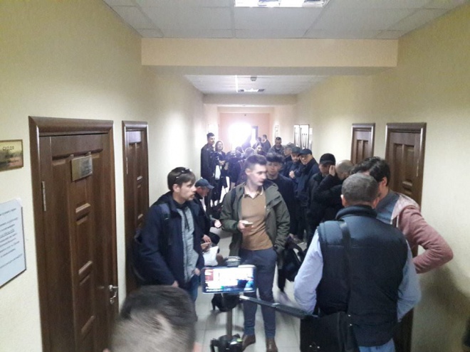 Суд виправдав активіста, якого схопила поліція за листівки проти Зеленського - фото
