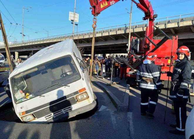 В Києві мікроавтобус провалився під асфальт під час руху - фото