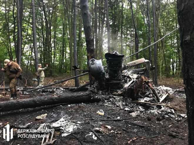 Мі-8 впав у ліс і майже повністю згорів - фото