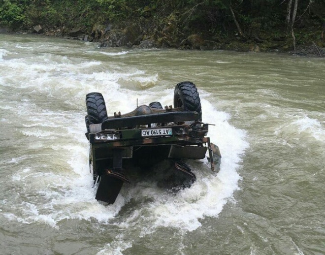 На Прикарпатті авто з туристами вилетіло в річку - фото