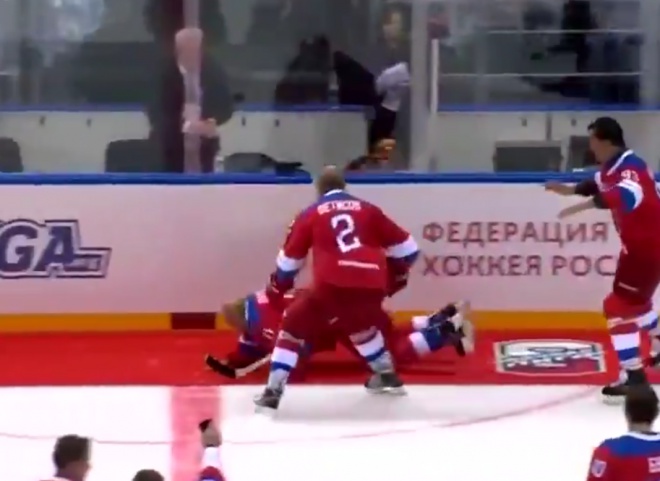 Путін зганьбився на показушному хокейному матчі - фото