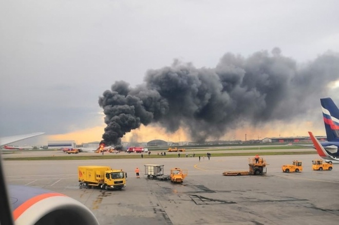 В московському аеропорту загорівся літак, багато загиблих - фото