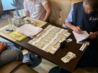 Чиновників та поліцейського затримано на хабарі в $500 тисяч