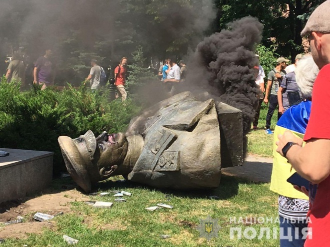 В Харкові знесли пам’ятник Жукову, з-за сутичок поліція відкрила справи - фото