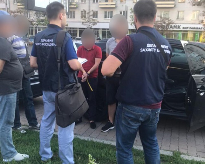 В Києві затримано двох прокурорів за вимагання $ 5 тис - фото
