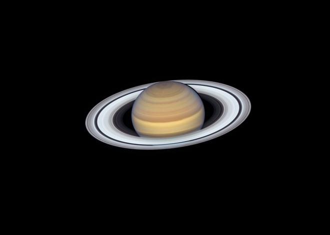 Кільця Сатурна сяють на останньому портреті, зробленому Хабблом - фото