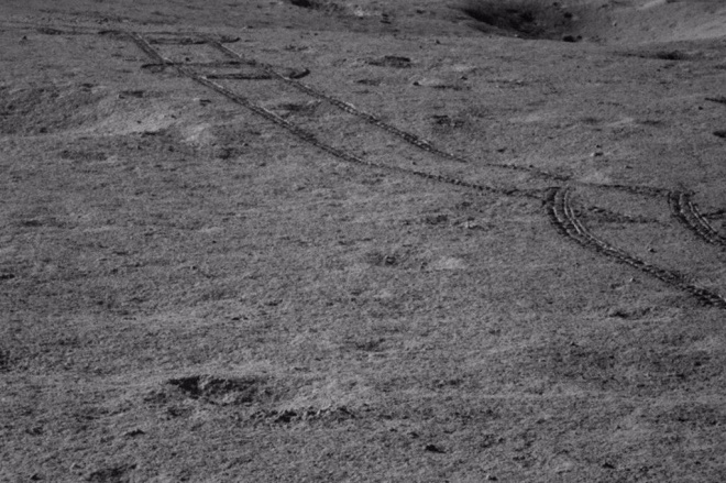 Китай знайшов таємничий "блискучий гель" на зворотній стороні Місяця - фото