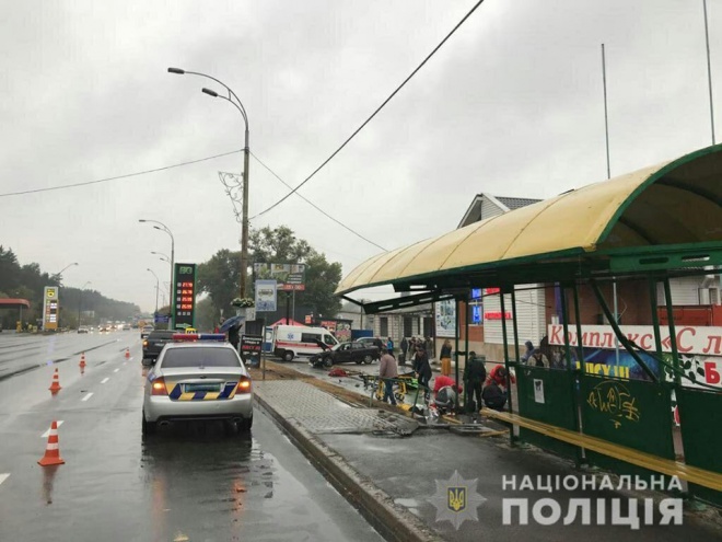 Смертельна ДТП під Києвом: поліцейський на автівці влетів у зупинку - фото