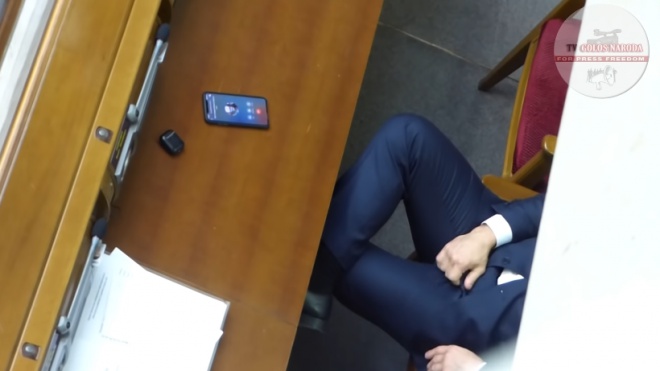 Ілля Ківа «рукоблудив» у сесійній залі ВР - фото