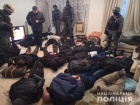 Майже двадцять осіб в балаклавах намагалися захопити столичну квартиру