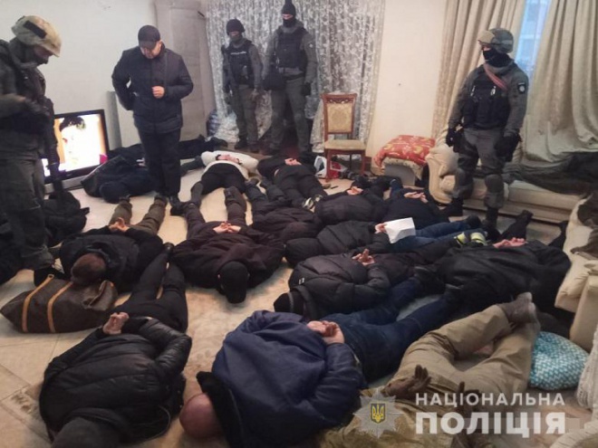 Майже двадцять осіб в балаклавах намагалися захопити столичну квартиру - фото