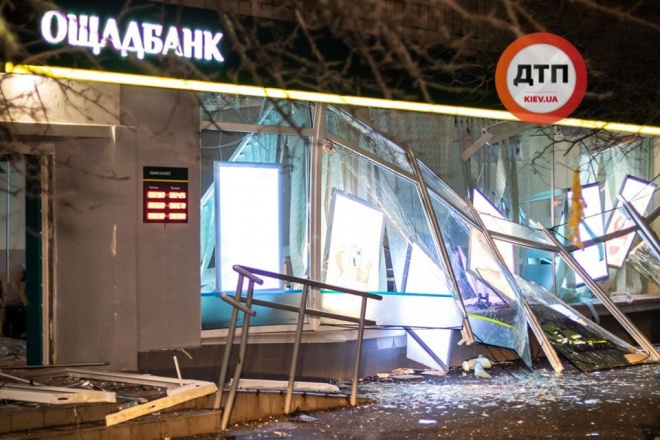 В Києві підірвали і пограбували відділення банку: гроші всипали вулицю - фото
