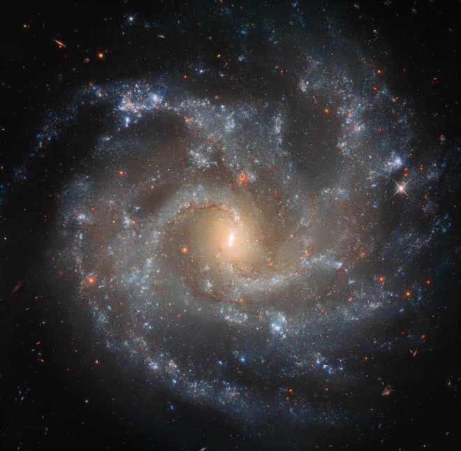 Хаббл в деталях показав галактичну драматичну подію - фото