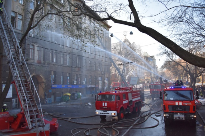 Масштабна пожежа в Одеському коледжі: є загиблий та постраждалі - фото