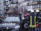 В Києві авто влетіло в зупинку: є загиблий та постраждалі