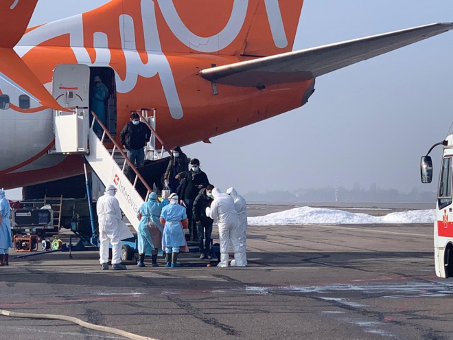 Евакуйовані з Китаю прибули в аеропорт Харкова - фото