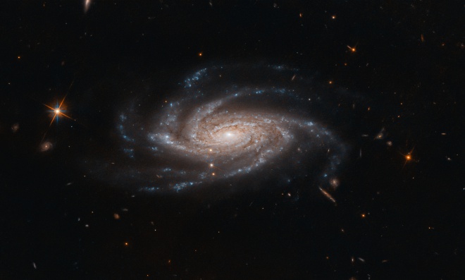 Хаббл зробив фото галактики «з розпростертими руками» - фото