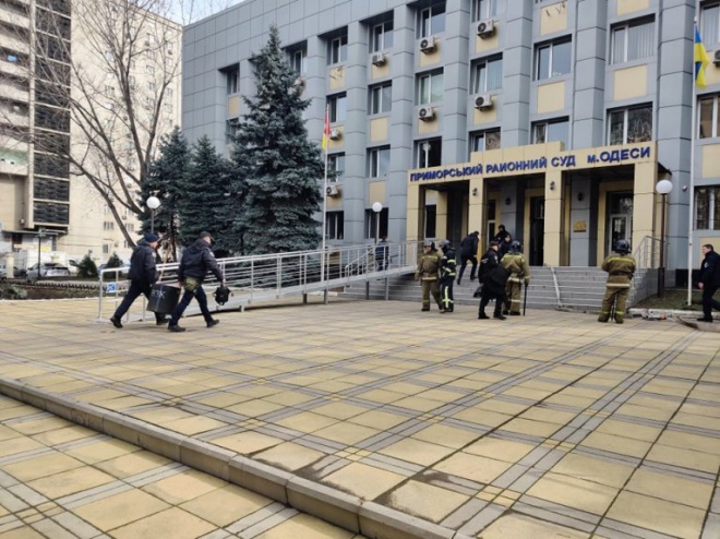 В Одесі чоловік захопив заручників в суді з гранатою - фото