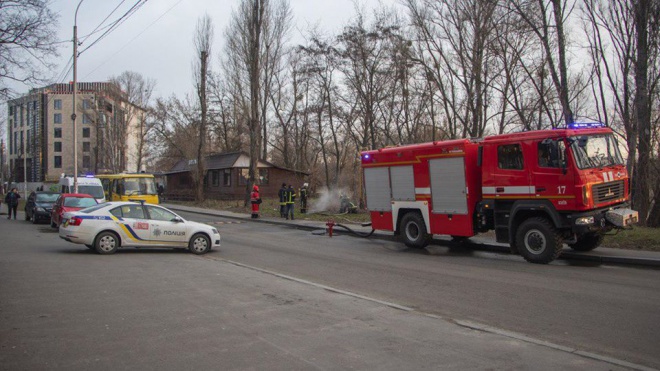 В пожежі в люку теплотрасі в Києві загинули три людини - фото