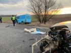 На Дніпропетровщині водій легковика виїхав на зустрічку, протаранив вантажівку та мікроавтобус з людьми