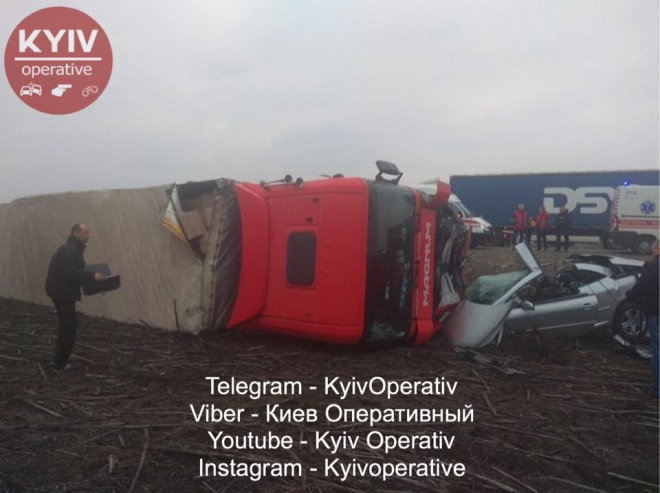 Під Борисполем сталася жахлива аварія за участі вантажівки та легковика - фото