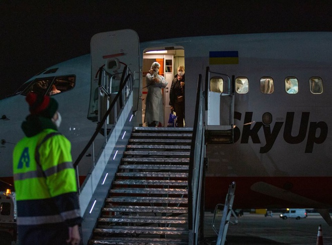 Прибув спецрейс з евакуйованими з Італії українцями - фото