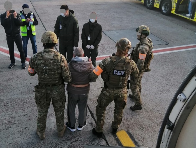 В Україну екстрадовано підозрюваного у нападі на Гандзюк - фото