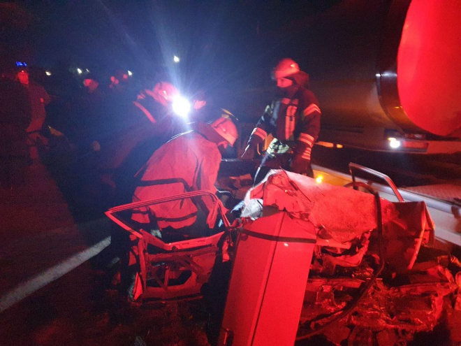 На Кіровоградщині легковик потрапив під вантажівку, загинули 4 людини - фото