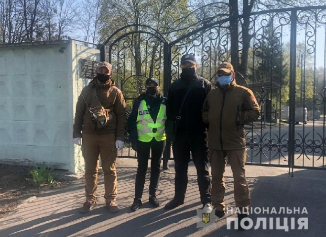 В Києві поліція розпочала патрулювання кладовищ - фото