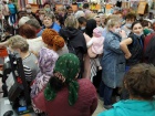 В російському місті покупці ледь не побилися на розпродажі каструль