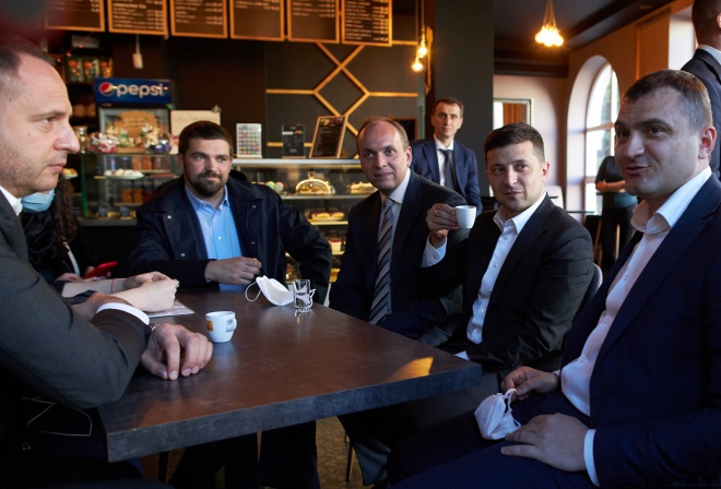 Зеленский відвідав кав′ярню у Хмельницькому попри карантин - фото