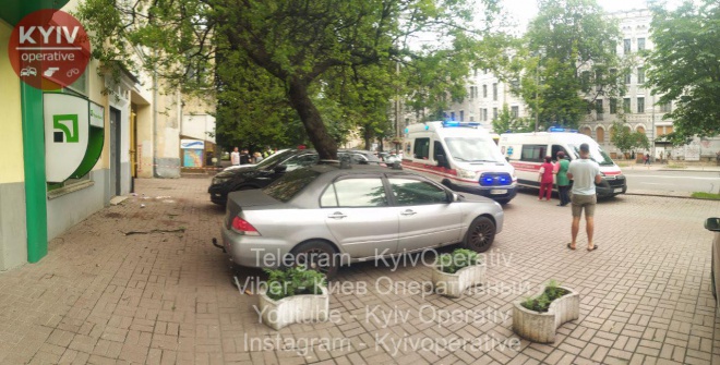 Жінка з дитиною випали з вікна у центрі Києва - фото