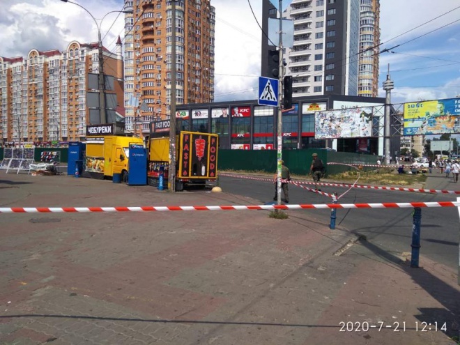 В Києві на ринку Мінський знешкодили два вибухових пристрої - фото