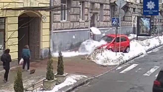 Снігова брила впала на автівку “розумного” водія (відео) - фото