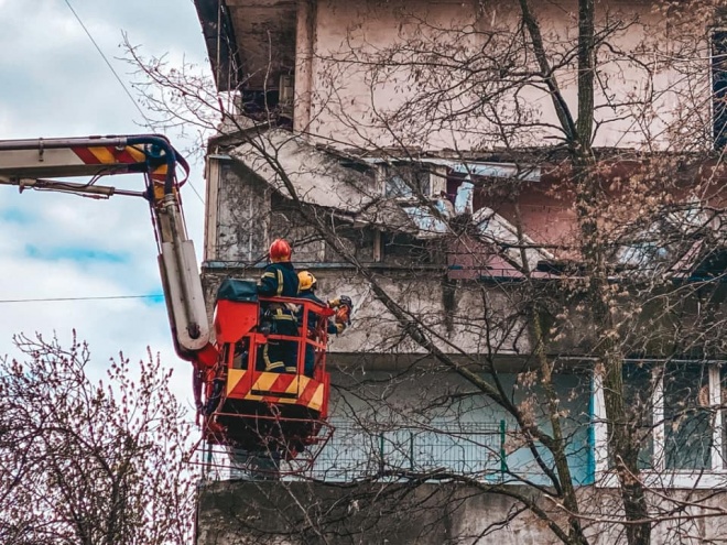 На Татарці обвалився балкон у житловій багатоповерхівці - фото