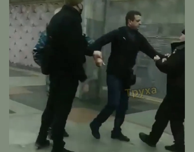 У Харкові п’яний “антимасочник” накинувся на поліцейського за зауваження (відео) - фото