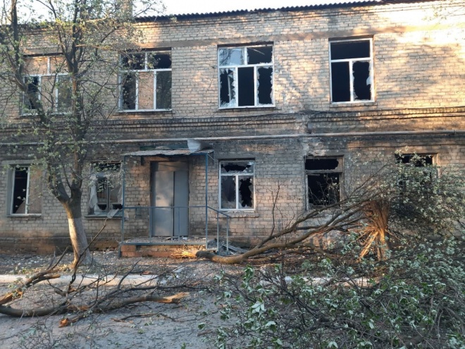 Окупанти обстріляли лікарню у Красногорівці - фото