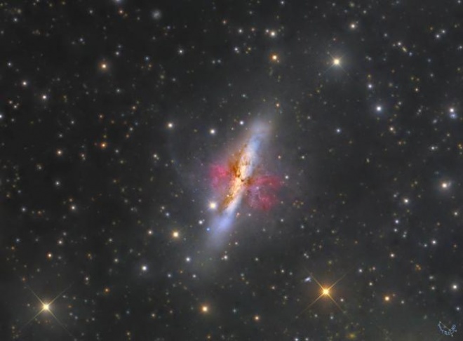 Магнітне поле у відтоку галактики M82 - фото