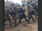 Група окупантів покидали техніку та рушили до кордону (відео)