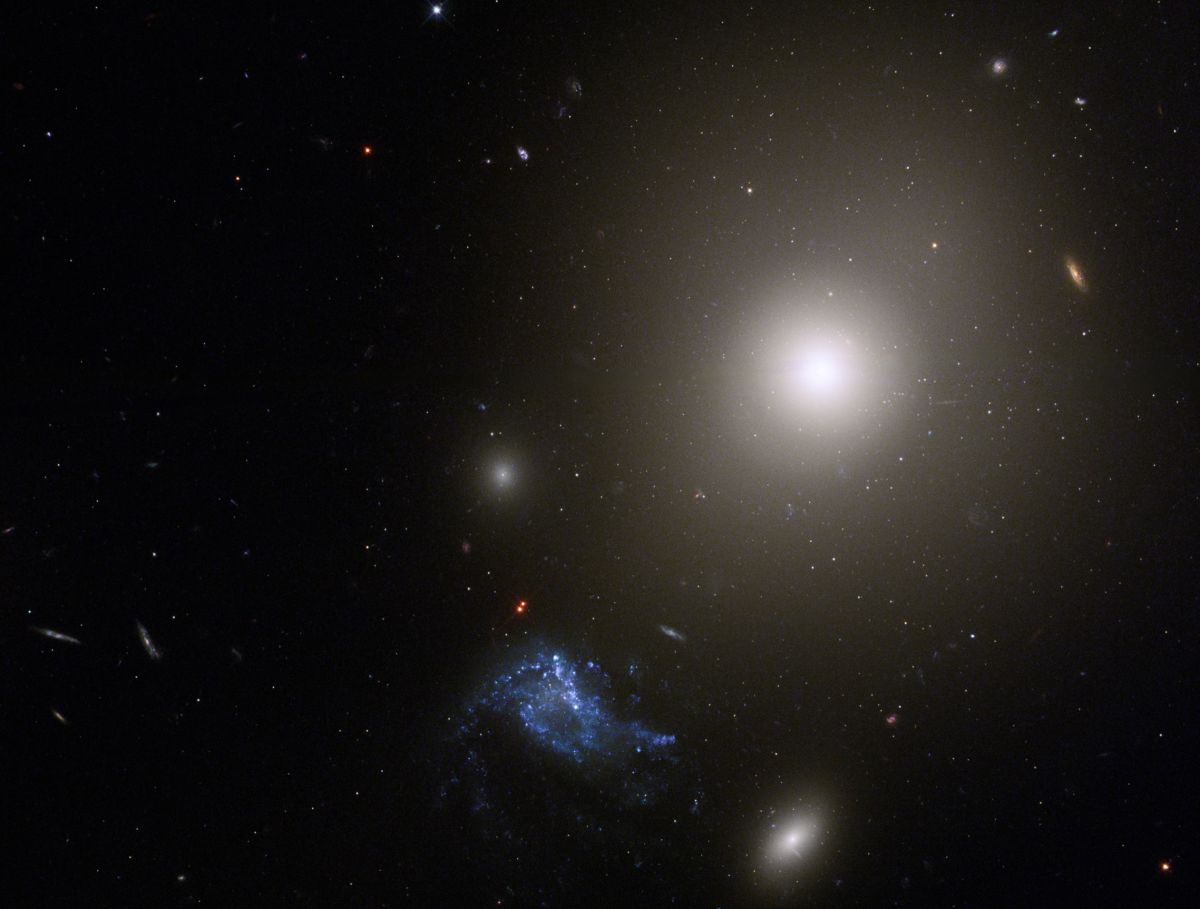 NGC 541 заправляє неправильну галактику на новому знімку Хаббла - фото