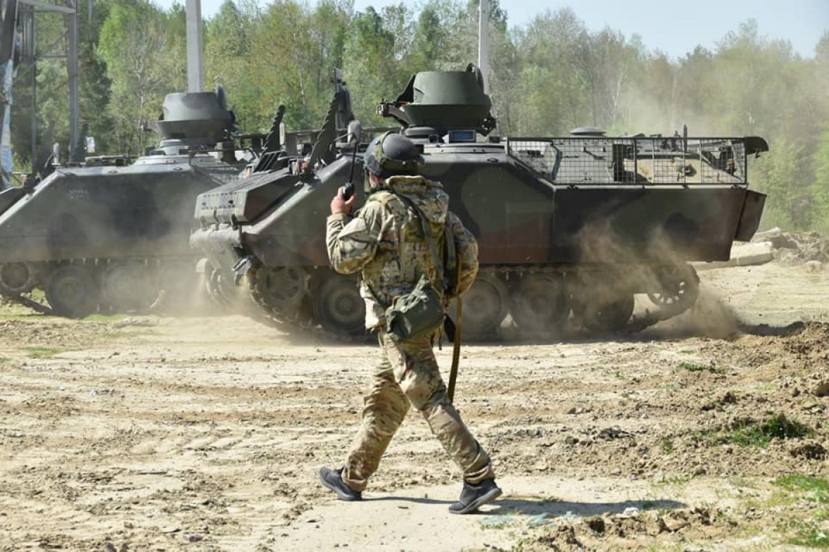 Українські військові опановують американські БТР - фото