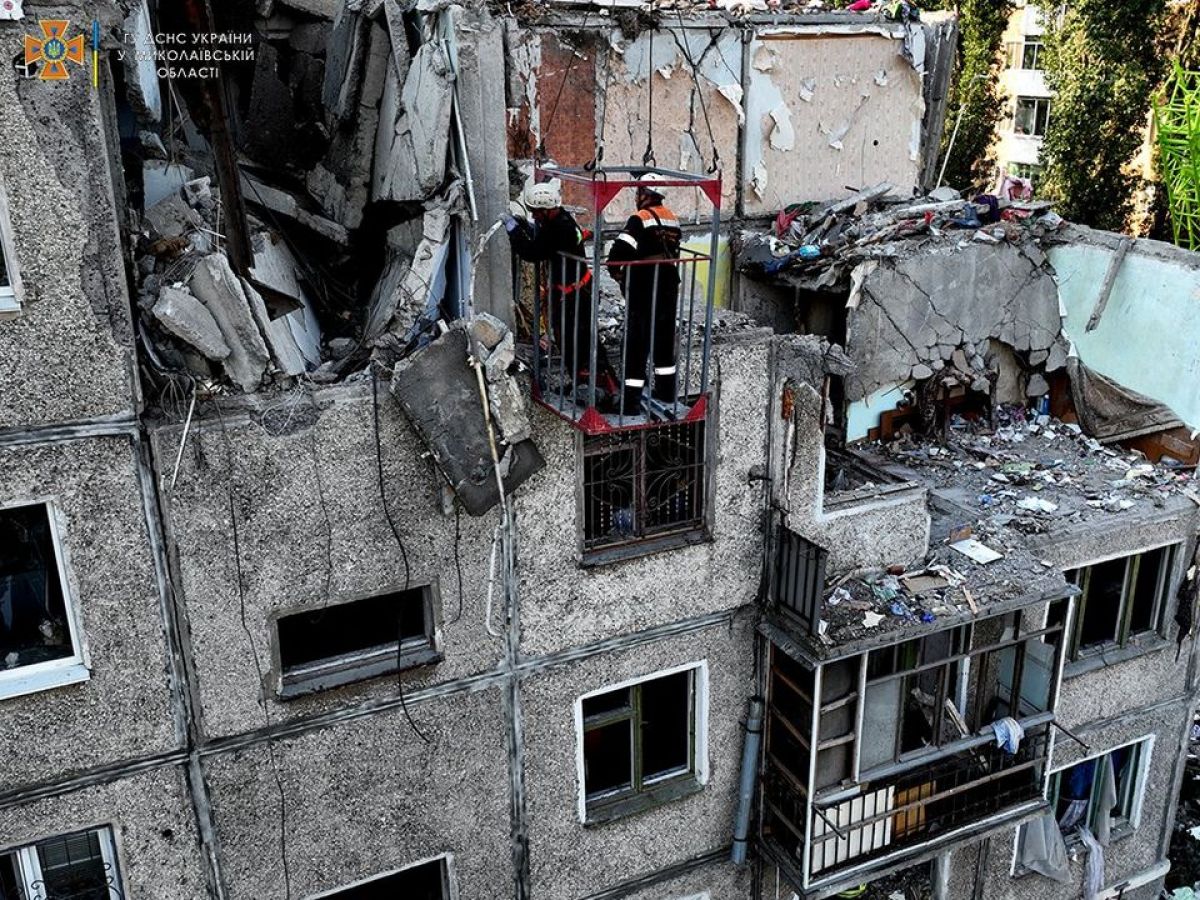 Збільшася кількість жертв від ракетного удару по житловому будинку в Миколаєві - фото