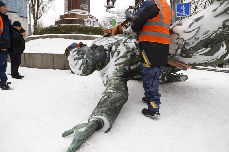 В Києві демонтували пам’ятник Щорсу - фото
