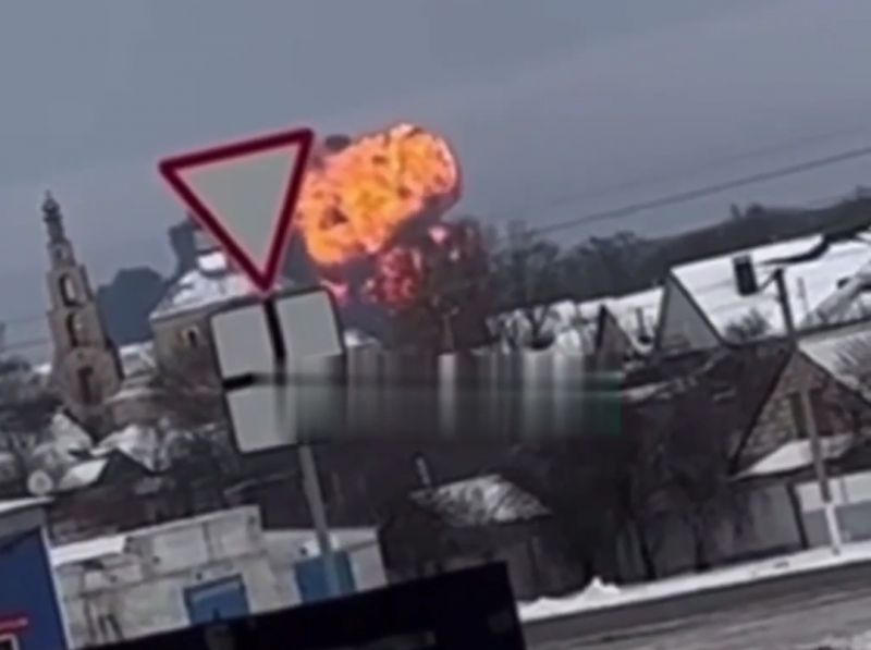 На Бєлгородщині впав та вибухнув військово-транспортний літак - фото