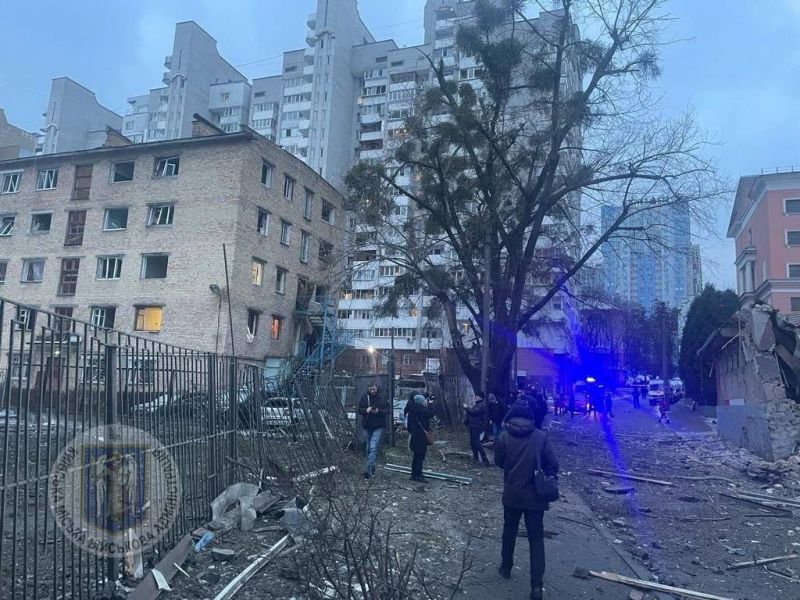 В Києві є пошкодження будівель та пожежі внаслідок ракетного удару - фото