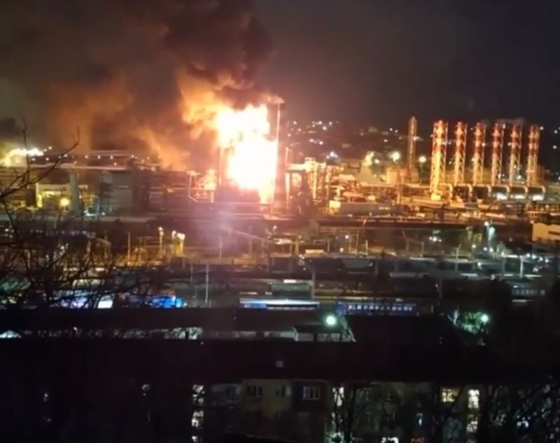 В Туапсе палає нафтопереробний завод - фото