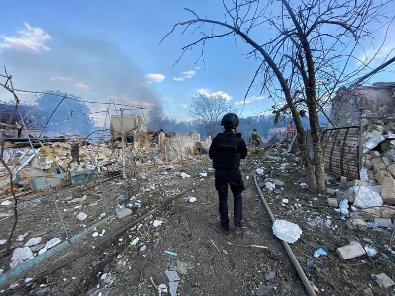 По мешканцях села на Харківщині росіяни вдарили півторатонною бомбою - фото