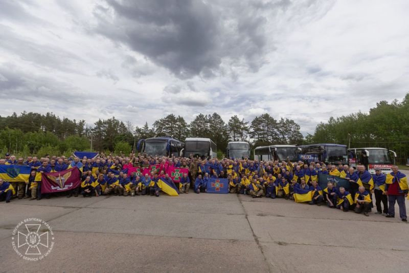 З полону повернуто ще 307 українських воїнів у рамках формату «1000 на 1000» - фото